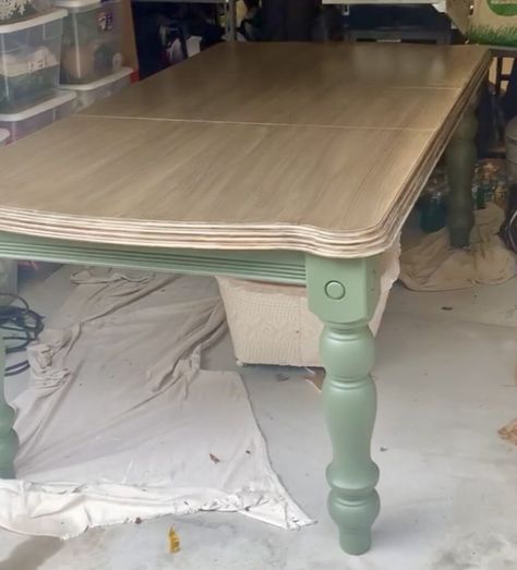 Green Dining Table Painted, Diy Painted Dining Table, How To Paint Wooden Furniture, Two Toned Table, Table Renovation Ideas, Green Wood Table, Faux Wood Table Top Diy, Painting Table Top Ideas, Diy Paint Table