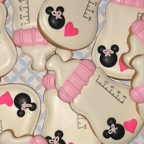 Minnie Baby Shower, Minnie Mouse Cookies, Character Cupcakes, Mickey Mouse Cupcakes, Baby Shower Party Themes, Minnie Mouse Baby, Baby Shower Wreath, Minnie Mouse Baby Shower, Disney Cookies