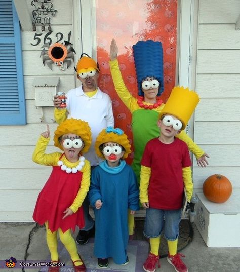 Aubrey: I have 5 children, and every year we do a family themed costume. This year, however, their ensembles were almost entirely homemade, and I think I nailed it! I started... Family Of 4 Halloween Costumes, 4 Halloween Costumes, Simpsons Costumes, Diy Fantasia, Family Themed Halloween Costumes, Simpsons Halloween, Themed Halloween Costumes, Costumes Diy, Diy Halloween Decor