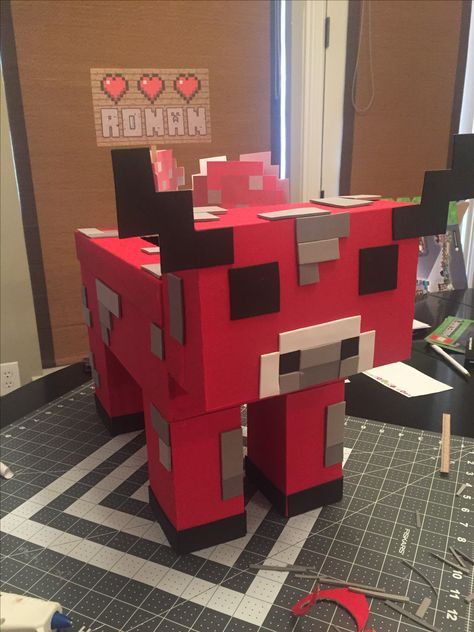 Mooshroom (Minecraft) valentine box, I think I'm in love ❤️ Minecraft Valentine Box Ideas, Mooshroom Minecraft, Valentine's Box Ideas, Surprise Minecraft, Valentine Box Unicorn, Basketball Valentine Boxes, Minecraft Valentine, Valentines Box Ideas, Diy Valentine's Box