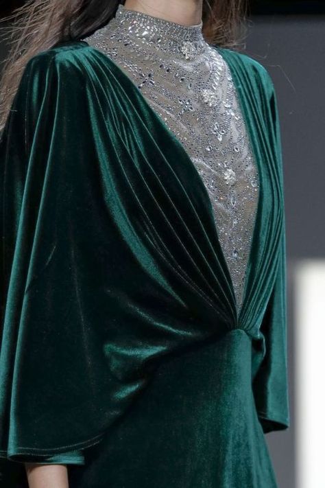 فستان سهرة, Tadashi Shoji, Velvet Fashion, High Fashion Street Style, Couture Dresses, Modest Dresses, Fancy Dresses, Fashion Details, Couture Fashion