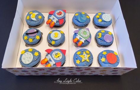 Space Cupcakes Chocolate cupcakes for a space themed birthday! The design was inspired from Victorious Cupcakes. Rocketship Cupcakes, Space Theme Cupcakes, Space Cupcakes, Space Themed Birthday, 1st Bday Cake, Galaxy Birthday, Space Cake, Diaper Party, Baby Cake Smash