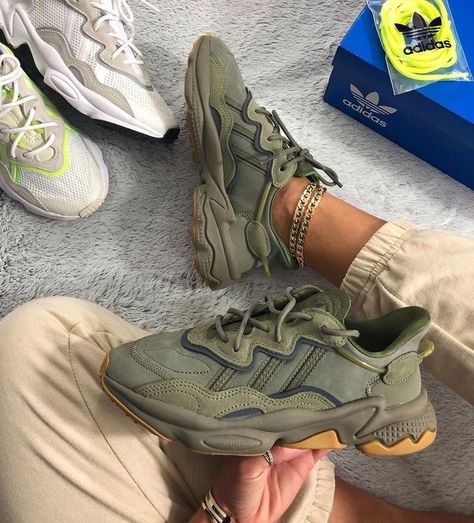 Yeezy Womens, Adidas Women Fashion, Adidas Originals Ozweego, Urban Shoes, Adidas Ozweego, Sneaker Trend, Sneakers Fashion Outfits, Yeezy Sneakers, Street Style Shoes