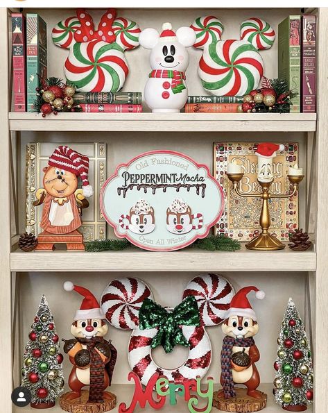 Disney Christmas Diy, Disney At Home, Disney Xmas, Disney Christmas Decorations, Disney Room Decor, Disney Christmas Tree, Christmas Themes Decorations, Disney Home Decor, Mickey Christmas