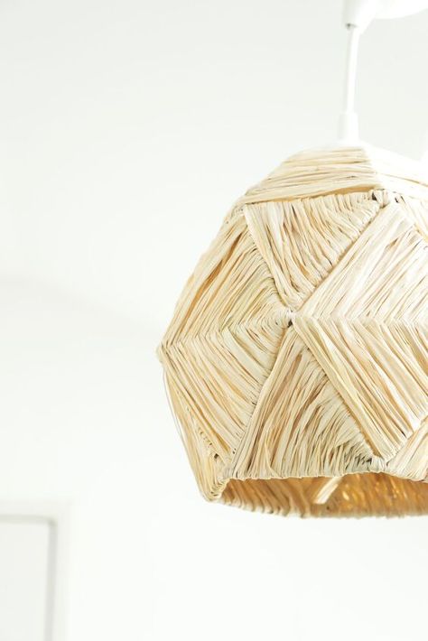 Tired of your Himmeli light? Learn a simple raffia weaving trick to turn it into a DIY Boho lampshade!Find the detailed step-by-step here! It's the perfect weekend project for when you need to tune out and destress! Start here: take down your himmeli light. This is an Ikea Brunsta lampshade. Make sure it's clean and dust-free before you begin. Start with the bottom row of triangles. Tie the end of a piece of raffia Ikea Brunsta Hack, Ikea Brunsta, Diy Boho Lampshade, Boot Storage Diy, Raffia Weaving, Zero Waste Ideas, Boho Lampshade, Raffia Lampshade, Wire Lampshade