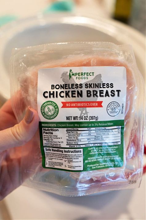 How long is frozen chicken good for in the freezer, how to package it to avoid freezer burn, how long it will last in a freezer without power Freeze Meat, Defrost Chicken, Freezing Chicken, Frozen Chicken Wings, Delicious Chicken Breast Recipes, Bbq Chicken Crockpot, Cooking Frozen Chicken, Fresh Salad Recipes, Caprese Chicken