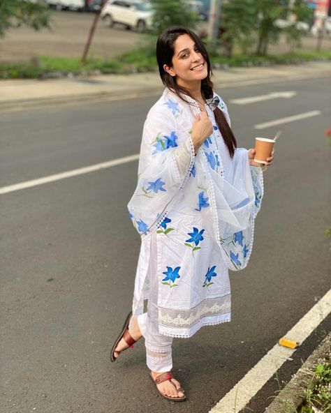 Dipika Kakkar Outfits, Dipika Kakkar, Trendy Outfits Indian, Formal Evening Wear, Simple Kurta Designs, Casual College Outfits, Pakistani Dresses Casual, Cold Outfits, Trendy Dress Outfits