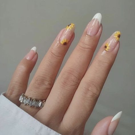 White Nails With Yellow Flower, White Nails With Sunflower, Madi Gras, White Summer Nails, White French Tip, Yellow Flower, Flower Nails, White Summer, White Nails