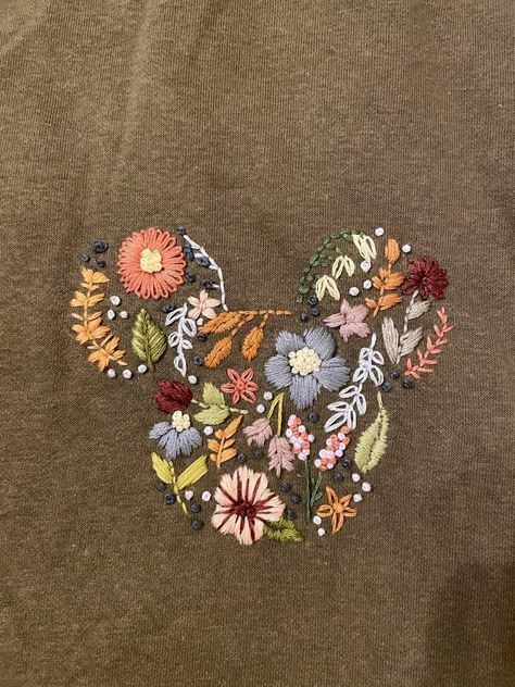 Easy Disney Embroidery, Embroidery Disney Designs, Hand Embroidery On Hoodie, Machine Embroidered Sweatshirt Ideas, Mickey Mouse Hand Embroidery, Disney Hand Embroidery Diy, Embroidery Beanie Ideas, Sleeve Embroidery Designs, Embroidery Ideas Clothes