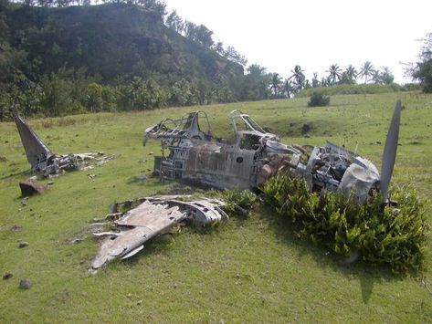 Zero fighter Mariana Islands, Pagan Island Old Planes, Wwii Plane, Ww2 Planes, Wwii Aircraft, Ww2 Aircraft, Abandoned Cars, Foto Art, On The Ground, Abandoned Places