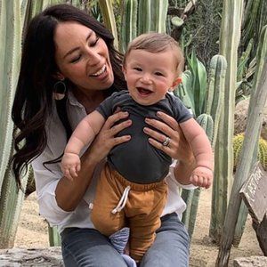 Chip And Joanna Gaines Fixer Upper Houses, Crew Gaines, Joanna Gaines Style Clothes, Joanna Gaines Baby, Joanna Gaines Living Room, Open A Coffee Shop, Joanna Gaines Instagram, Chip Joanna Gaines, 16th Wedding Anniversary