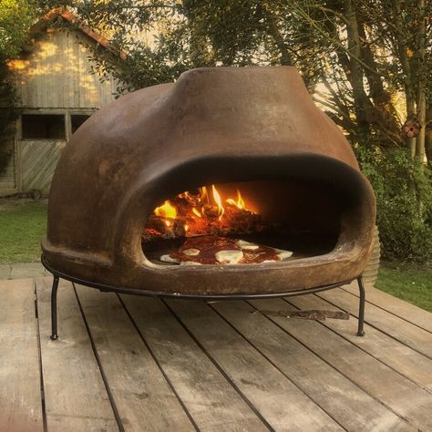 special Mexican clay mix isolates the heat very well. Pizza In Oven, Woodfire Oven, Wood Oven Pizza, Pizza Oven Outdoor Diy, Barbecue Pizza, Backyard Pizza Oven, Cookout Party, Pizza Life, Best Red Wine