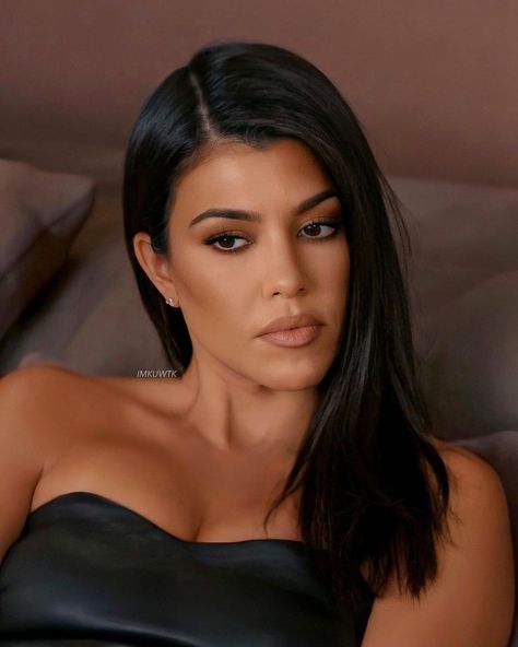 Kuwtk 🤍 på Instagram: “What are your plans for New Years? #kourtneykardashian” Kourtney Kardashian Body, Kourtney Kardashian Makeup, Kardashian Hair Color, Kourtney Kardashian Hair, Kardashian Hair, Side Part Hairstyles, Creative Makeup Looks, Keeping Up With The Kardashians, Body Wave Hair