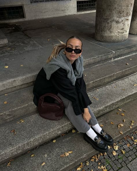 Spot the hair on my blazer 💆🏼‍♀️ Blazer @jnbyofficial_ pants+bag @nakdfashion shoes+sweater @hm #autumnoutfits #styleideas #elegantoutfits #classystreetweargirls #effortlesslychic #oversizedblazer #oversizedsweater Loafer Outfit Ideas, Outfit With Loafers, Black Blazer With Jeans, Sweater Hm, White Tee Jeans, Cute Winter Outfit, Summer Business Casual Outfits, Black Overcoat, Leopard Print Outfits