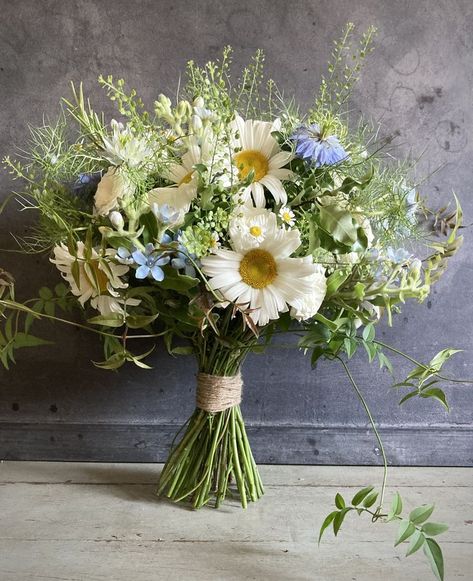 Wedding Flowers Greenery And White, French Style Bouquet, English Country Wedding Flowers, Country Garden Wedding Flowers, Cavalier Wedding, Winter Flower Bouquet, Cottage Bouquet, Tasteful Wedding, Natural Wedding Flowers