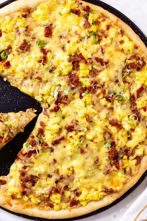 Breakfast Pizza With Hollandaise Sauce, Eggs Benedict Pizza, Sauce For Breakfast Pizza, Breakfast Pizza Sauce, Woodfire Oven, Lebanese Dishes, Scrambled Eggs Bacon, Pizza Breakfast, White Cheese Sauce