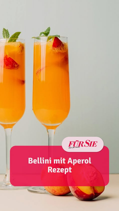 It's Bellini-Time! Der klassische Cocktail wird normalerweise aus Pfirsichpüree und Prosecco hergestellt – in diesem Rezept stellen wir jedoch eine erfrischende Variante mit Aperol vor … Aperol Spritz, Bellini, Food Design, Food And Drink, Drinks, Aperitif