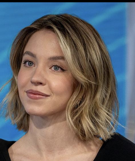 Sydney Sweeney Blonde Hair, Right Above Shoulder Length Hair, Steph Claire Smith Hair, Sydney Sweeney Haircut, Sidney Sweeney Hair, Short Hair Celebrities, Sydney Sweeney Short Hair, Sydney Sweeney Dark Hair, Sydney Sweeney Curtain Bangs