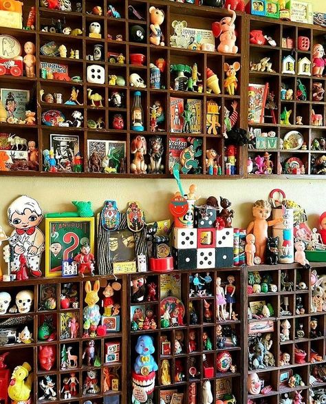 Display Small Collectibles, Displaying Small Collectables, Vintage Toy Aesthetic, How To Display Small Collectibles, Vintage Toy Display Ideas, Tchotchkes Display Ideas, Vintage Toy Room, Display Collections Ideas, Collectible Display Ideas