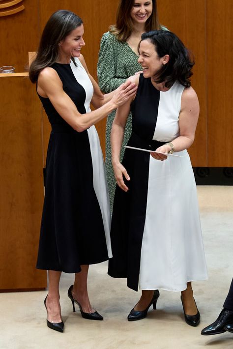 ¡Sorpresa! La reina Letizia e Inmaculada Vivas coincidieron con el mismo vestido en la entrega de un galardón en Extremadura. Por Diana Laura Sánchez La esposa del rey Felipe VI, Letizia se llevó una gran sorpresa al igual que la catedrática de Derecho Civil Inmaculada Vivas, pues llevaron el mismo diseño de la firma española […] The post La reacción de la reina Letizia al ver que una mujer llevó el mismo vestido que ella appeared first on Revista Caras. Spanish Queen, Sculpted Arms, Estilo Real, Split Legs, Royal Life, Women's World Cup, Queen Dress, Royal Engagement, Civil Ceremony