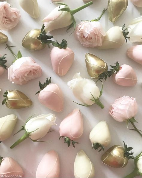 (@chocobonau) en Instagram: "Blush, white and gold. One of my favourite colour combos. What’s yours?" Bridal Shower Food Display, Bridal Shower Chocolate, Bridal Shower Treats, Pink Dessert Tables, Wedding Strawberries, Strawberry Gifts, Elegant Birthday Cakes, Fruit Kabobs, Grad Party Decorations