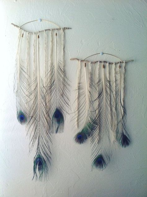 Peacock Room Decor, Peacock Feather Decor, Peacock Wall Decor, Diy Dream Catcher, Peacock Feather Art, Feather Crafts Diy, Peacock Crafts, Peacock Wall Art, Feather Wall Hanging