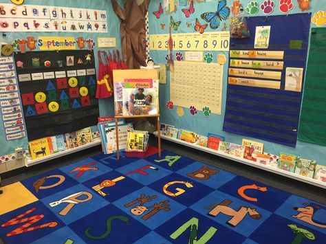 Mrs. Orchard's circle Preschool Room Ideas, Circle Time Area, Elementary Memories, Preschool Setup, Homeschool Classroom Setup, Kindergarten Circle Time, Preschool Classroom Organization, Toddler Circle Time, Tk Classroom