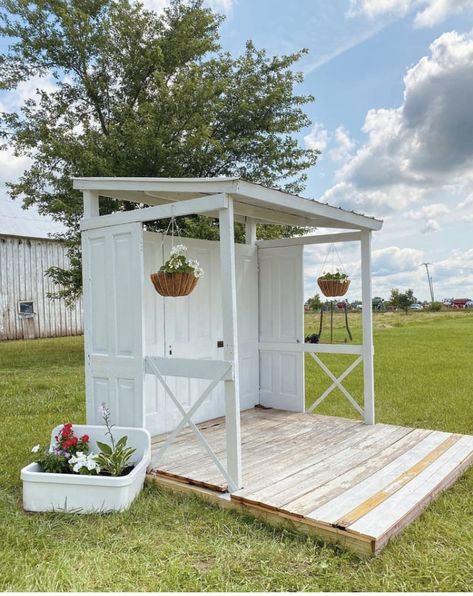 We built a farmstand | Hodgin Homestead How To Build A Farmstand, Diy Farmstand Market Stands, Simple Farm Stand Ideas, Diy Farmstand Ideas, Farmstand Diy, Farm Stand On Wheels, Farmstand Plans, Diy Farmstand, Honesty Stall