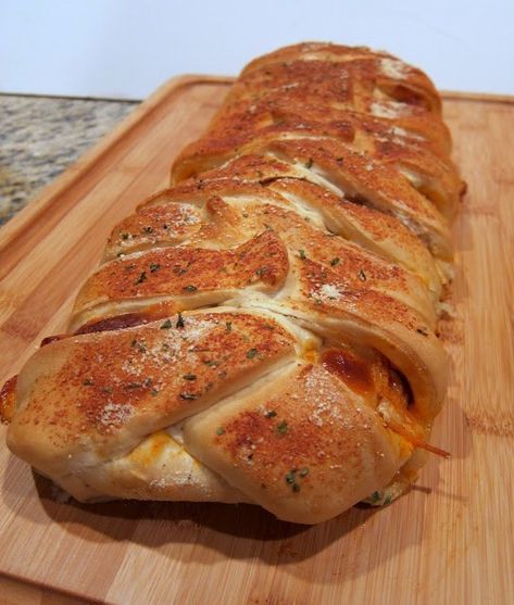 Baked Spaghetti in Garlic Bread Recipe Braided Spaghetti Bread, Spaghetti Bread, Diner Recept, Baked Spaghetti, Good Eat, Think Food, Cinnamon Roll, Comfort Foods, Garlic Bread