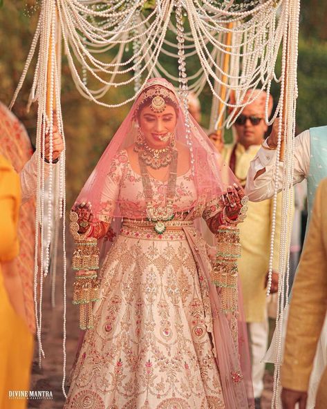 Wed Guru on Instagram: “All in pearls the bride and the bridal entry!👀 Eye-yaying this one for sure. . . Photographer- @divinemantra To get featured with us use…” Wedding Bride Entry, Bridal Entry Ideas, Indian Wedding Aesthetic, Wedding Entry, Wedding Walk, Bridal Entry, Bride Entry, Lace Umbrella, Entry Ideas