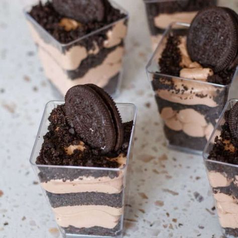 No Bake Oreo Dessert Cups - Dessert Cake Cups Ideas, Single Serve Oreo Desserts, Dirt Cake Shooters, Quick And Easy Party Desserts, Mini Chocolate Dessert Cups, Diy Dessert Cups, Mini Dirt Cups, Small Individual Desserts, Oreo Mousse Cups