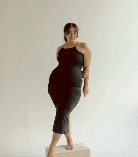 Curvy Editorial Photography, Studio Photoshoot Ideas Curvy, Plus Size Photography Poses Ashley Graham, Plus Size Posing Photography, Plus Model Photoshoot, Big Women Photoshoot Ideas, Plus Size Portrait Photography Poses, Plus Size Shoot Ideas, Posing Guide For Women Standing