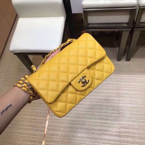 Chanel Yellow Bag, Yellow Chanel Bag, Mochila Chanel, Chanel Yellow, Yellow Purse, Dream Bags, Yellow Purses, Luxury Bags Collection, Handbag Essentials