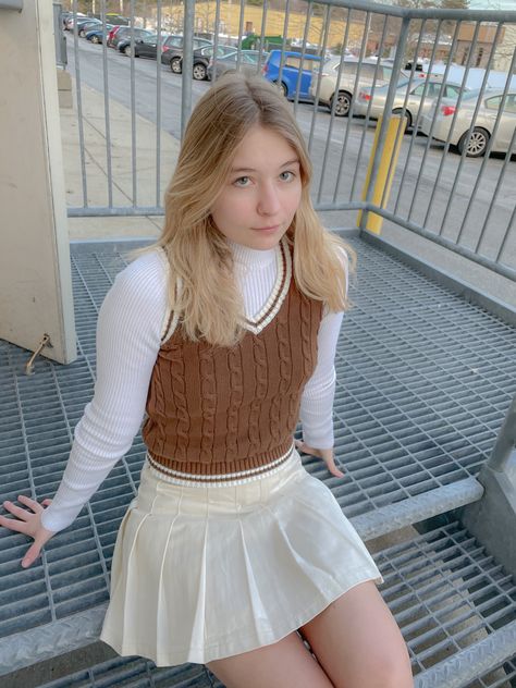 Sweater Vest With White Tee, Sweater Vest Cropped, Sweater Vest With Skirt, White Knitted Crew Neck Sweater Vest, White Fitted Retro Sweater Vest, Sweater Vest Mini Skirt Outfit, Skater Skirt Outfit, Brandy Melville Sweater, White Skater Skirt