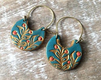 Cold Porcelain Clay, Hand Earrings, Coral Accents, Estilo Hippie, Hammered Brass, Ceramic Earring, Porcelain Jewelry, Clay Jewelry Diy, Mom Christmas