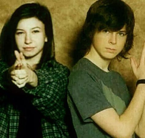 Even tho I don't like Enid, Carl is still cute in this picture. Carl E Enid, Carl And Enid, Glenn Y Maggie, Brazil Instagram, Carl The Walking Dead, Grimace Shake, The Walkind Dead, Katelyn Nacon, Sean Leonard