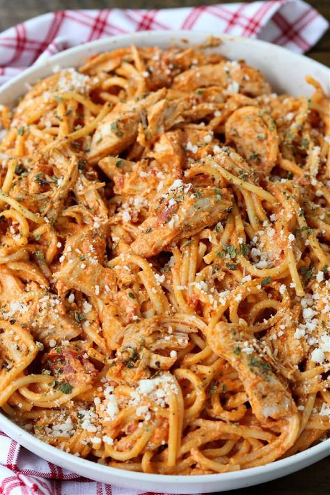 Creamy Chicken Spaghetti, Spaghetti Tomato Sauce, Easy Chicken Spaghetti, Creamy Pasta Dishes, Shredded Chicken Recipes, Creamy Tomato Sauce, Chicken Spaghetti, Yummy Pasta Recipes, Pasta Dinner Recipes