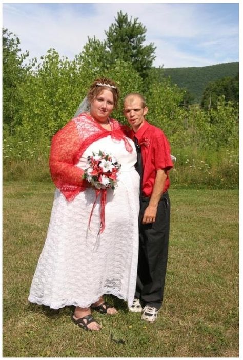 Worst Wedding Photos, Wedding Photo Fails, Ugly Wedding, Weird Wedding Dress, Ugly Wedding Dress, Tacky Wedding, Worst Wedding Dress, Awkward Wedding Photos, Recipes Skillet