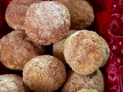 The Pioneer Woman calls her 5-star French Breakfast Puffs cinnamony-sweet perfection. Breakfast Puffs, French Breakfast Puffs, Ree Drummond Recipes, Dessert Oreo, French Breakfast, Puff Recipe, Desserts Vegan, Ree Drummond, Best Breakfast Recipes