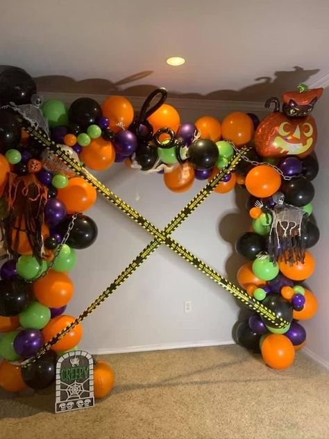 Cute Stranger Things, Halloween Balloons Decorations, Balloon Decoration Ideas, Dollar Tree Halloween Decor, Halloween 1st Birthdays, Halloween Themed Birthday Party, Halloween Animatronics, Halloween Party Balloons, Happy Halloween Signs