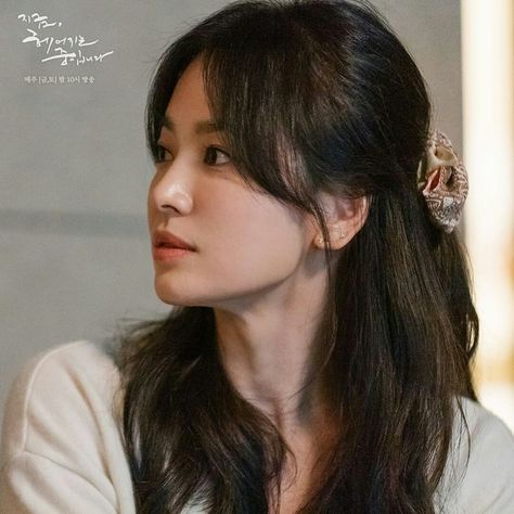 Arabic Eye Makeup, Song Hye Kyo Style, Hye Kyo, Song Hye Kyo, Breaking Up, Jungkook Abs, Korean Artist, Korean Actresses, Hair Pictures