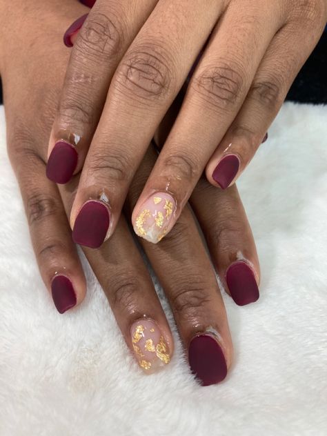 Fall Nails Shorties, Red Overlay Nails, Fall Nails Ideas Burgundy, November Nail Ideas Acrylic, Fall Manicure Ideas For Short Nails, Burgundy Gold Nails, Short Gel Nails Fall, Short Burgundy Nails, Short Natural Nail Designs