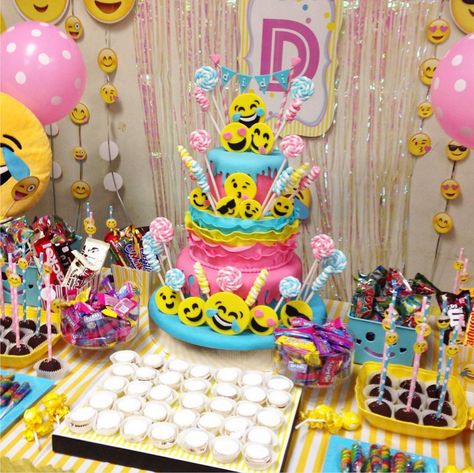 101 fiestas: Ideas para tu fiesta de emoticones Emoji Birthday Cake, Emoji Cake, Emoji Birthday Party, Emoji Party, Emoji Birthday, 13th Birthday Parties, Cake Easy, 10th Birthday Parties, Teen Birthday