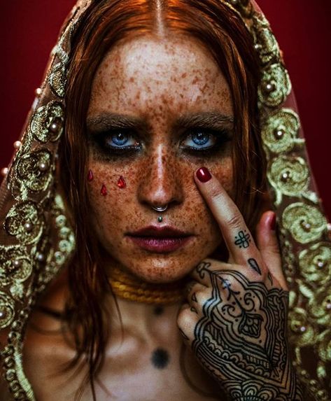 Polly Ellens (@pollyellens) • Instagram photos and videos Haris Nukem, Camo Wallpaper, Dark Beauty Photography, Fine Art Portrait Photography, Glamour Shots, Fine Art Portraits, Beauty Portrait, Dark Beauty, Portrait Inspiration