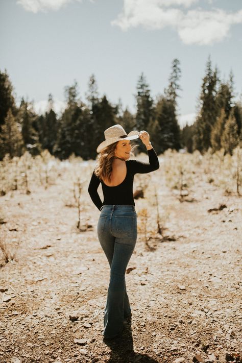 #photography #cowgirl #cowgirlstyle #model Boho Senior Pictures Outfits Country, 21st Western Photoshoot, Western Female Photoshoot, Cowgirl Boot Photoshoot, Country Poses Picture Ideas, Western Field Photoshoot, Cowgirl Pictures Ideas, Cowgirl Photoshoot Poses, Cowgirl Hat Photoshoot