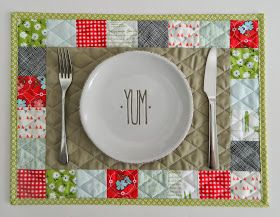 s.o.t.a.k handmade: patchwork placemats Patchwork Placemats, Quilted Placemat Patterns, Diy Placemats, Straight Line Quilting, Place Mats Quilted, Placemats Patterns, Fabric Placemats, Table Runner And Placemats, Small Sewing Projects