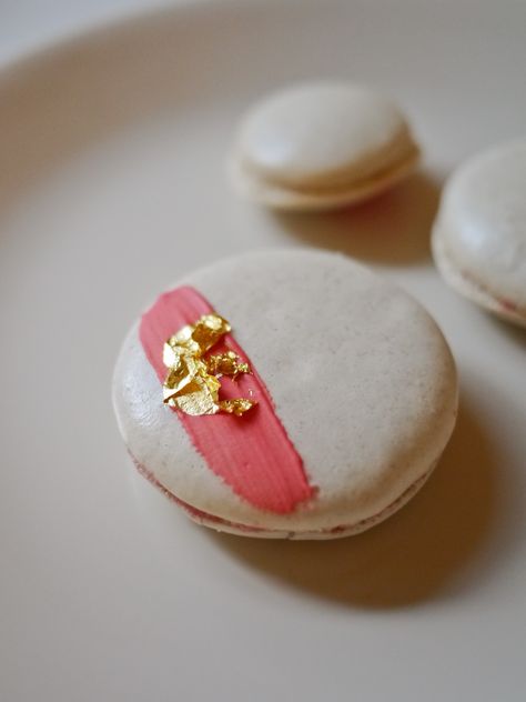 Gold leaf Perfect Macarons, Paris Macarons, Macaron Shop, Red Icing, Gold Food, Coconut Macaroon, Edible Gold Leaf, Green Matcha, Raspberry Chocolate