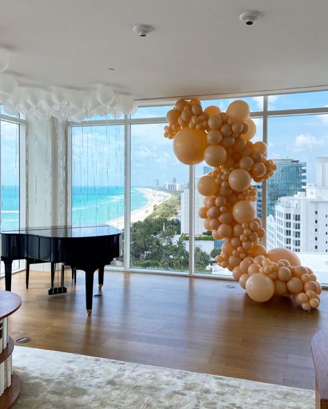 Partycus decoration🎈 on Instagram: “A night in this penthouse cost $51000😳😳😳 How do you like the view from the window ? #partycus #partytime #balloongarland…” Window Balloon Decoration, Window Balloon Garland, Decor Balloons, Newborn Coming Home Outfit, Coming Home Outfit, Balloon Garland, The Window, The View, Penthouse