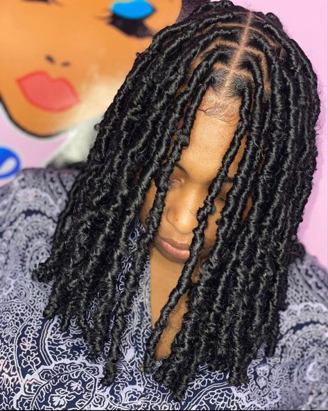 Labour Hairstyles, Faux Lox Styles, Faux Locs Medium Size, Fake Dreadlocks Black Women, Short Soft Locs Shoulder Length, Hair Locks Dreadlocks, Soft Locs Medium Length, Mid Back Faux Locs, 12 Inch Faux Locs