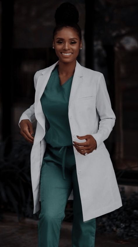 Female Surgeon, Medical Scrubs Fashion, Doctor Coat, Aesthetic Doctor, Doctor Graduation, Green Scrubs, Nurse Aesthetic, Doctor Outfit, Med School Motivation